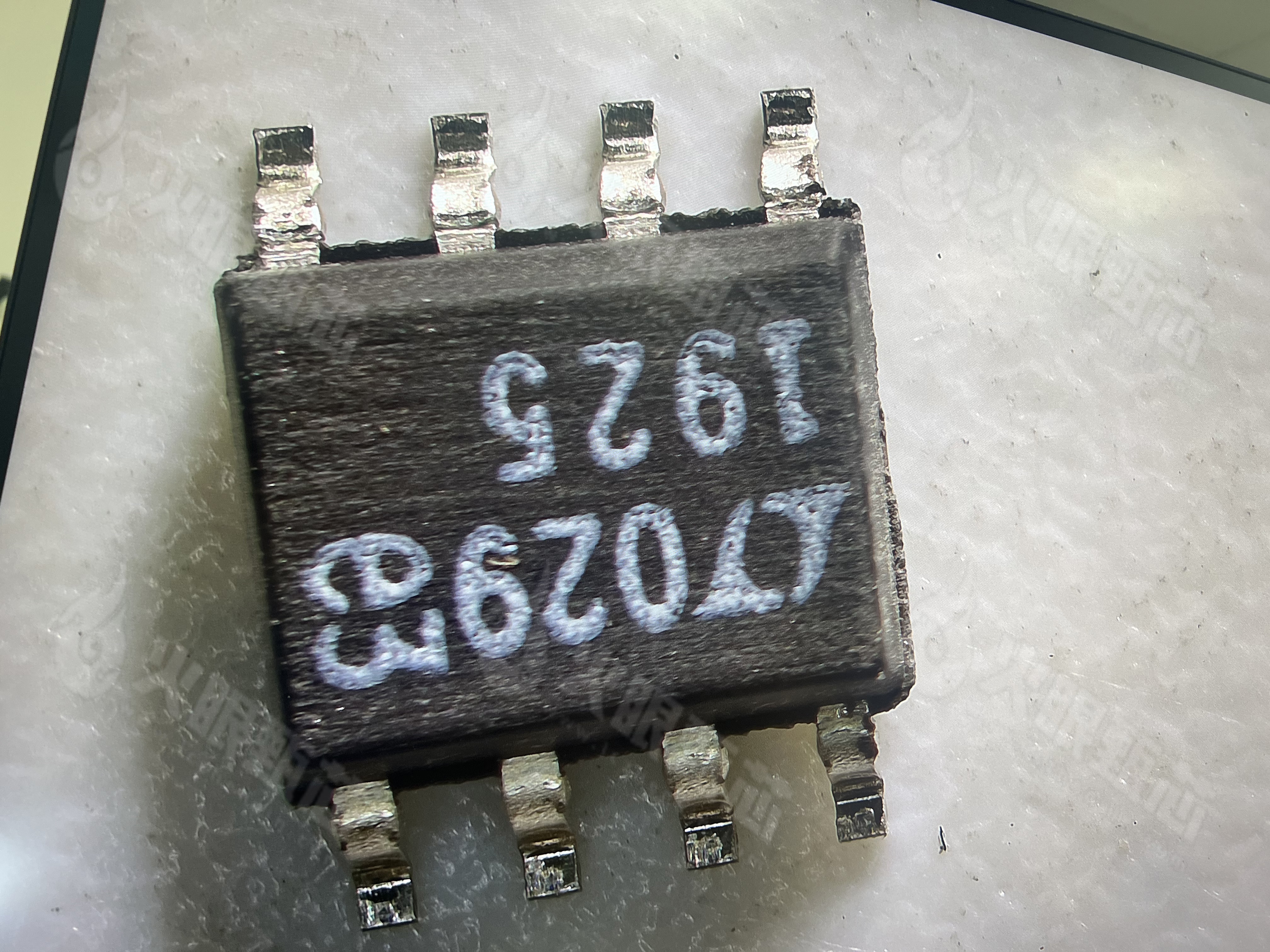 LT1019CS8-2.5