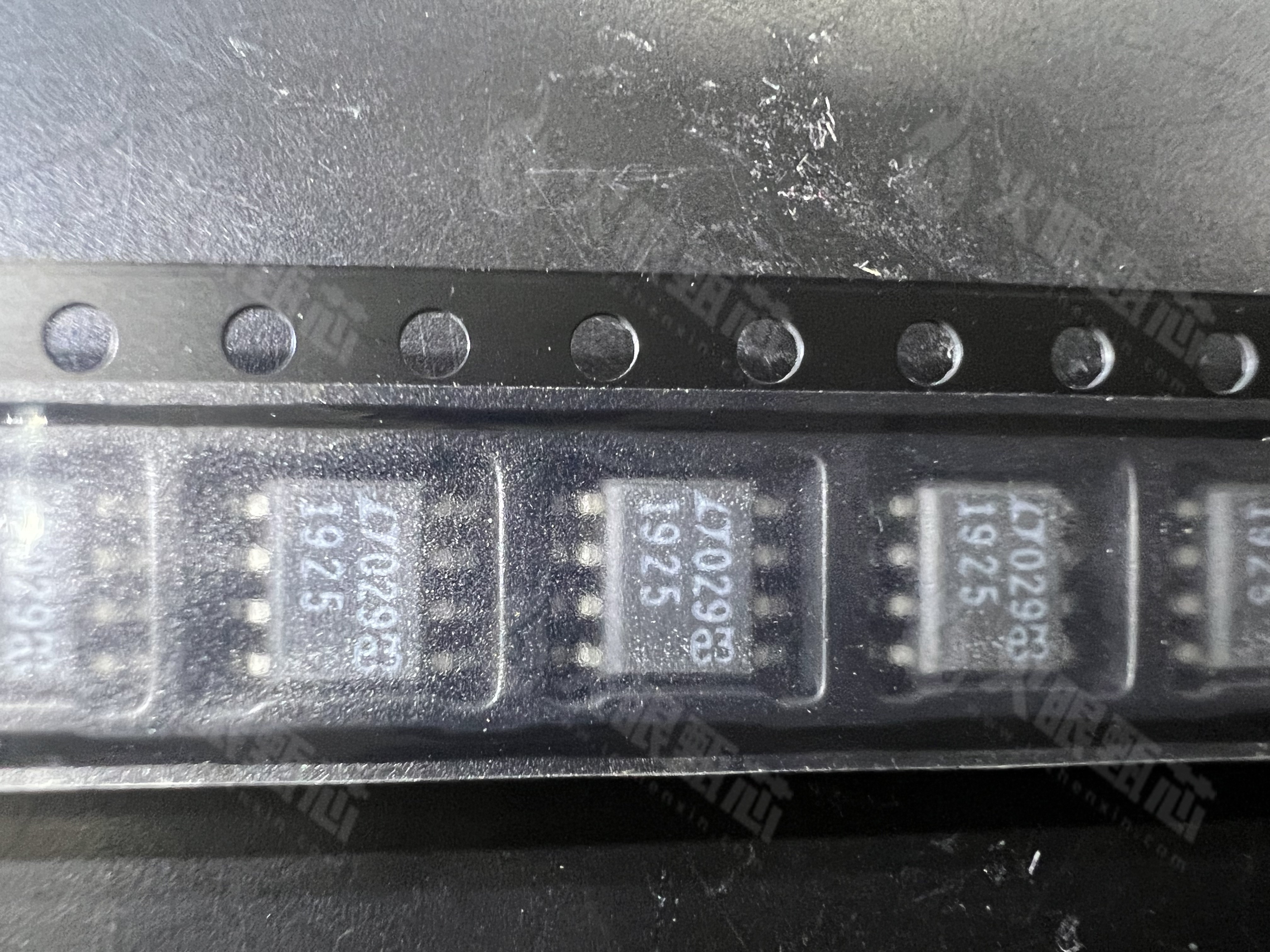 LT1019CS8-2.5