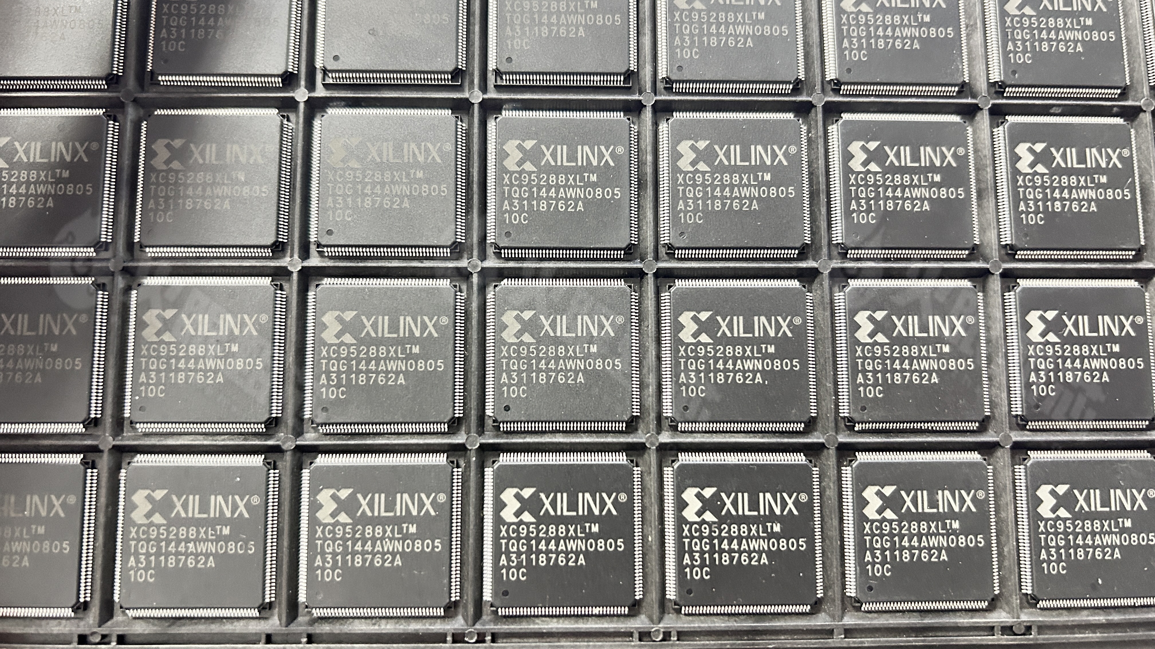 XC95288XL-10TQG144I XC95288XL-10TQG144I