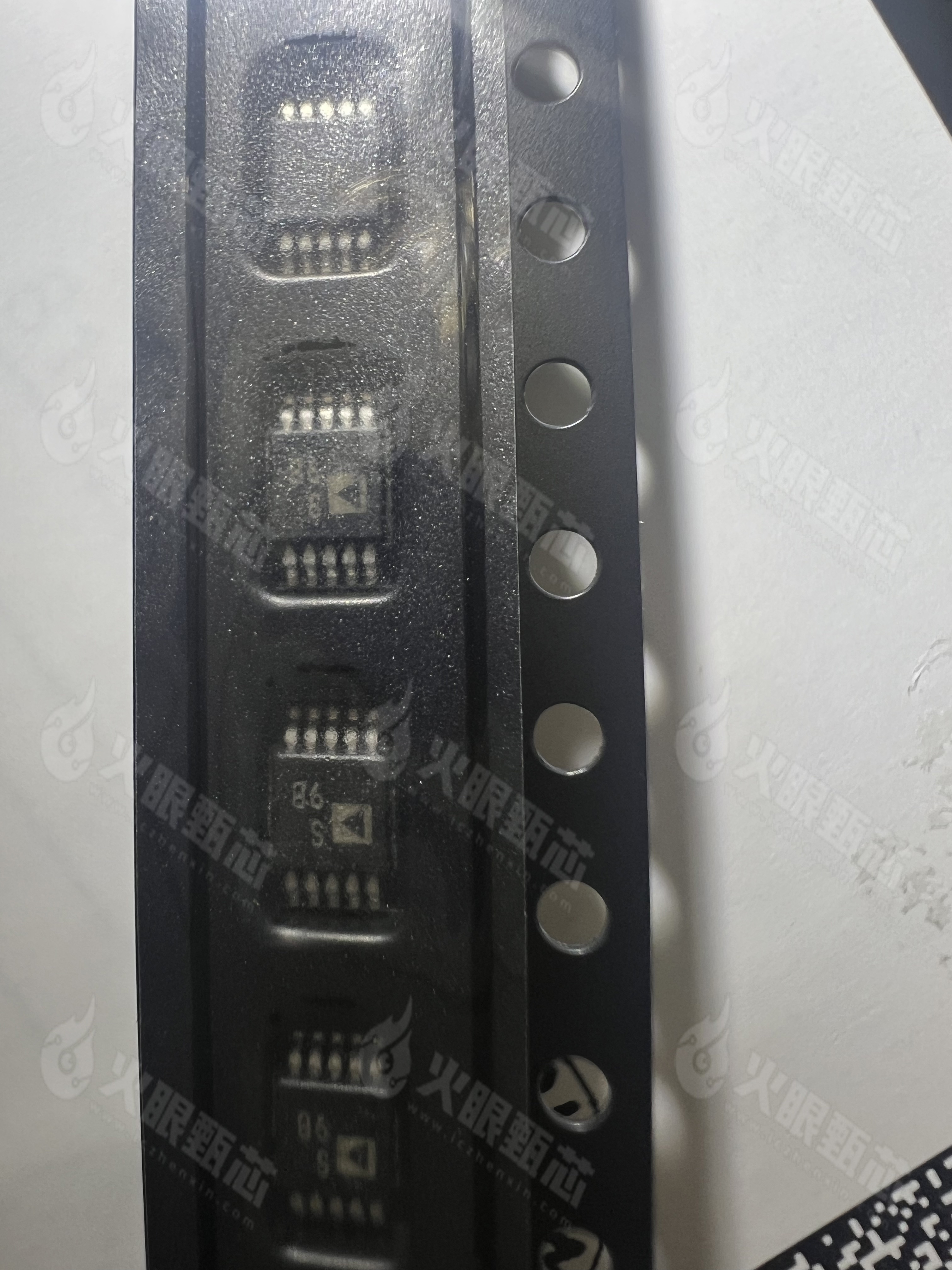 ADG704BRMZ