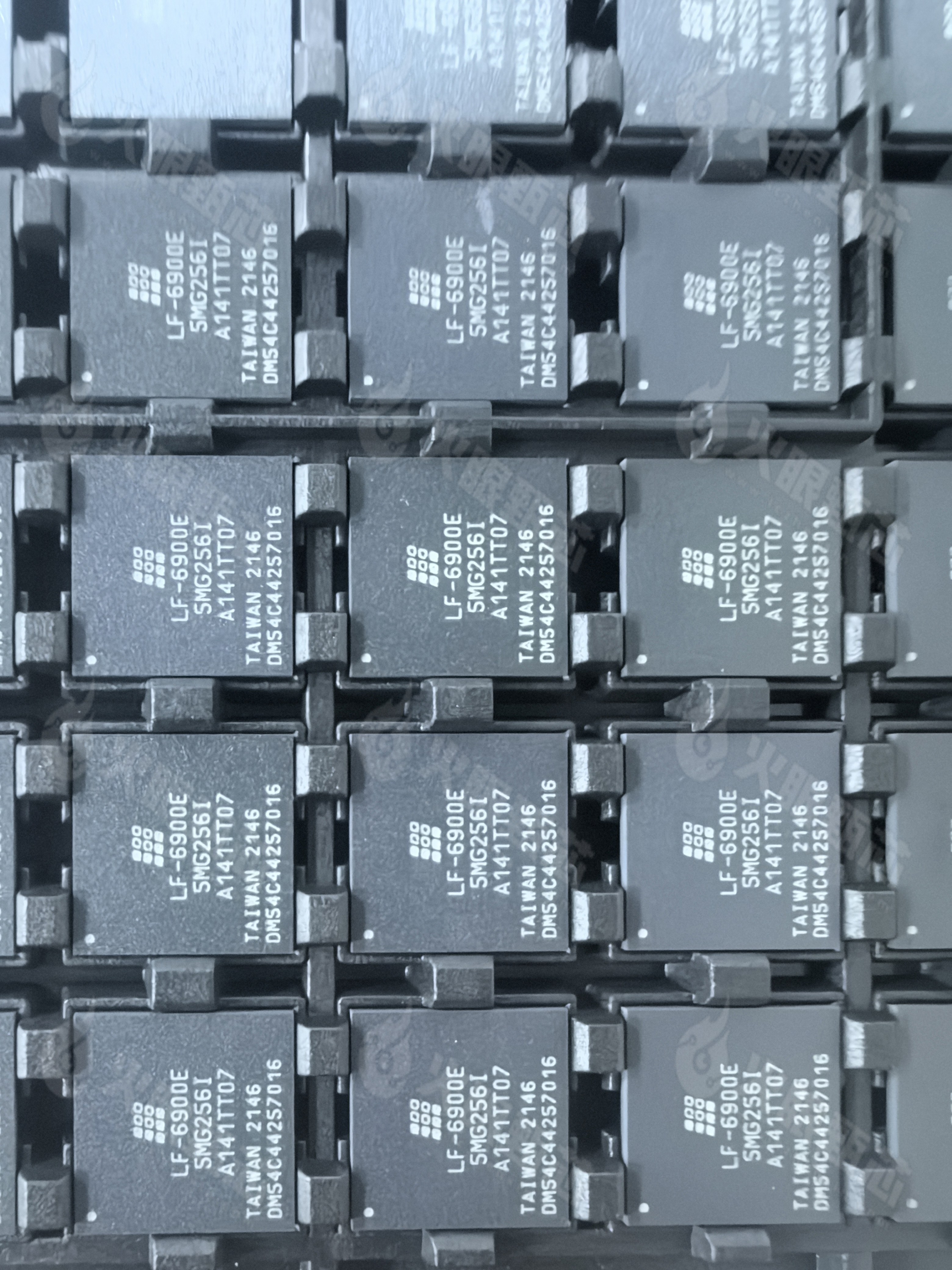 LCMXO3LF-6900E-5MG256I